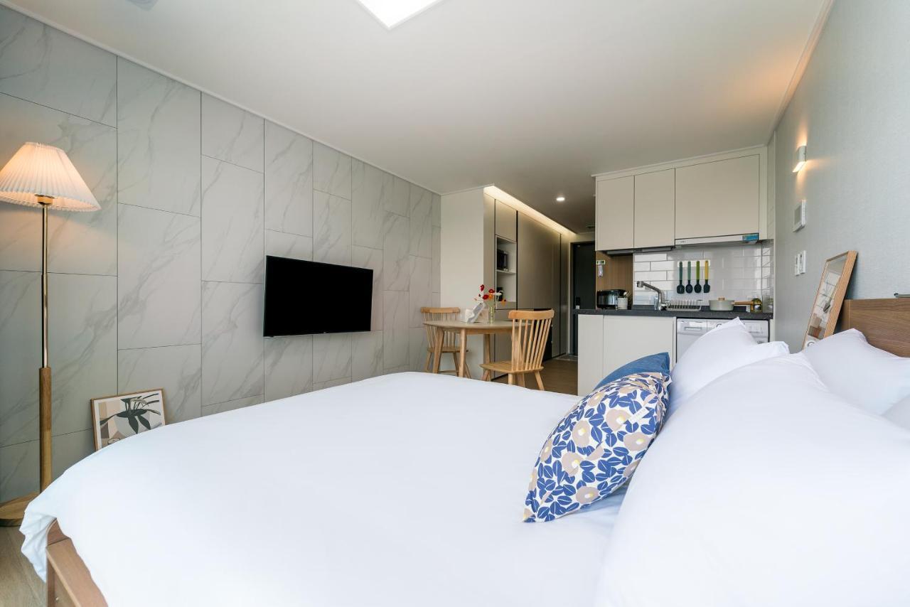 Urbanstay Airport Apartment *